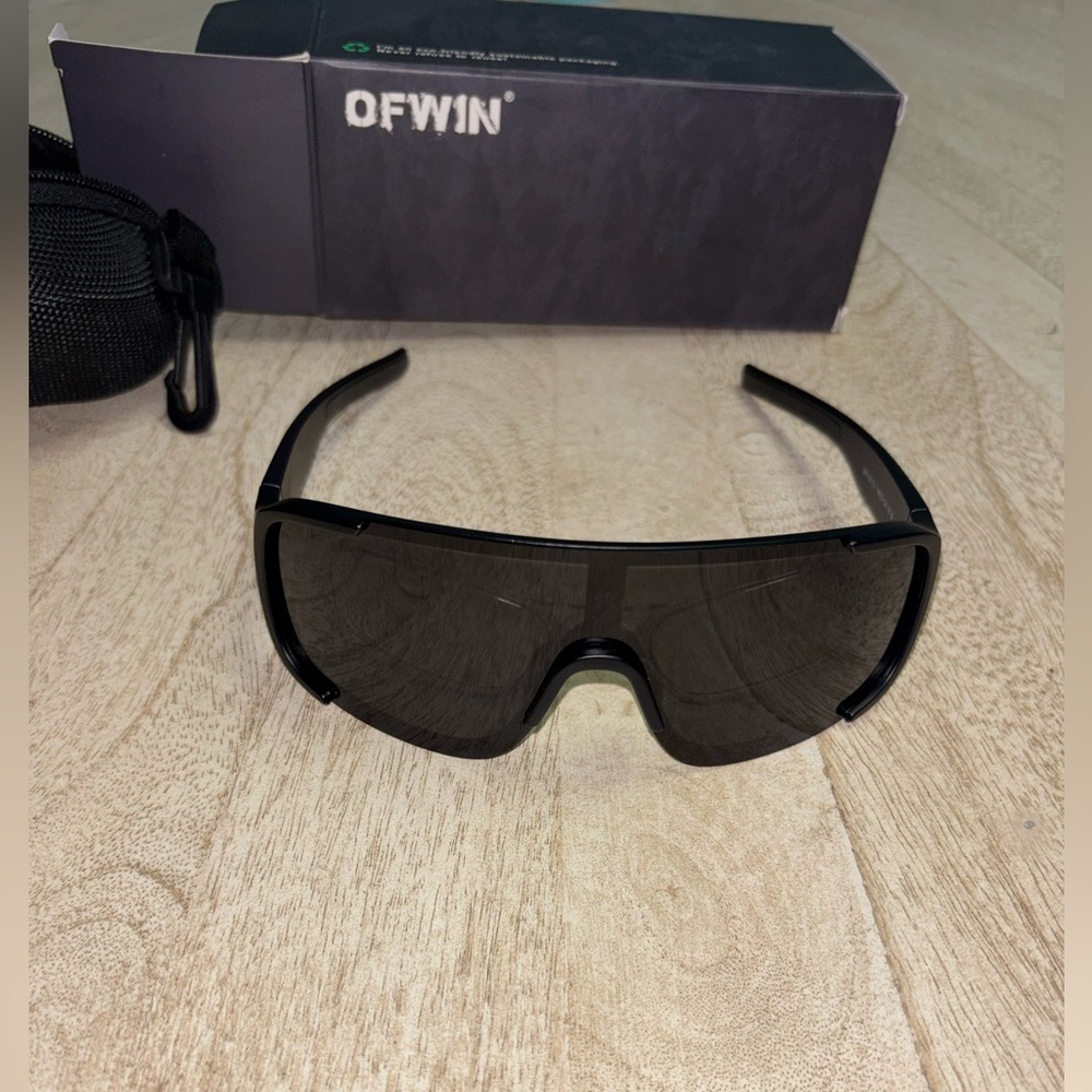 Ofwin Sunglasses with accessories
